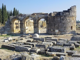 古代ローマ遺跡の城門のアーチ