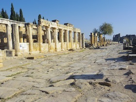 古代ローマ遺跡の石畳の通り