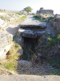 地面に残る下水道の遺跡