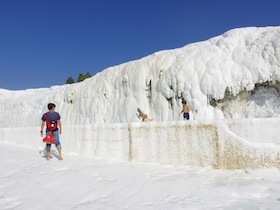 石灰の大地を歩く男性