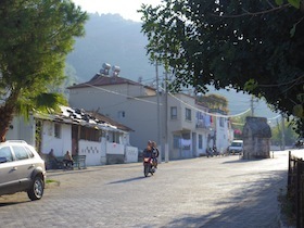 バイクが走る道路の真ん中にある墓の遺跡