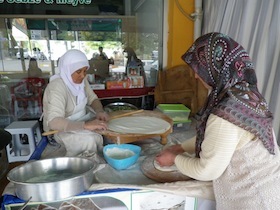 ギョズレメを作る女性二人