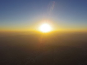 地平線から昇る朝日