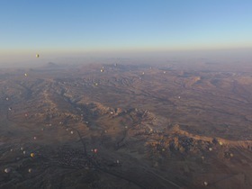 小さい点のように見える無数の気球が飛ぶ空