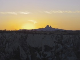 白い岩山に沈む夕日