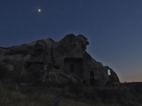 夕闇に染まる岩山