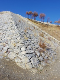 尾根のようになっている石垣