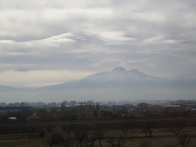 曇り空に霞んで見える山