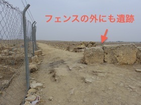 フェンスの外にある遺跡