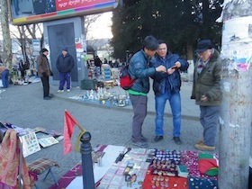 露店の商品を見ている男性たち