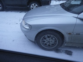 雪道をスリップしながら走る車のタイヤ跡