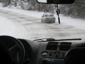 雪道を走る車のウインドウ