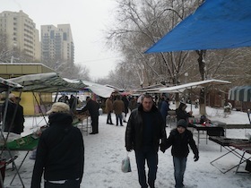 雪景色の蚤の市の様子