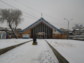 雪景色の中の三角屋根の建物