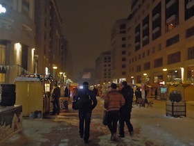 夜の露店が並ぶ通りを歩く人たち