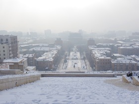 高所から見下ろす雪景色の街並み