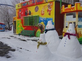 雪だるまが二つある公園