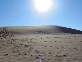 砂漠の上に照りつける太陽