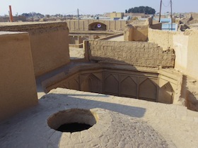 土壁の建物の屋上