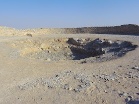 大きな穴が開いている砂の地面