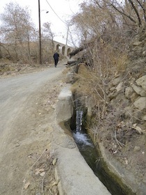 道路脇の水路