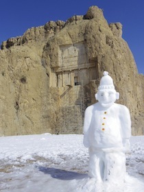 岩窟墓の前にある雪で作った人形