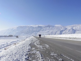 雪山に向かって伸びる一本道