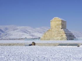 雪景色の中にある巨大な墓の遺跡