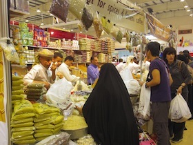 スパイスを売る店と客