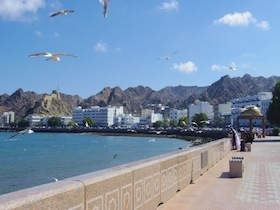 海岸沿いの歩道と建物