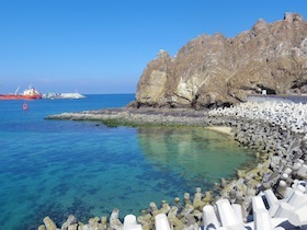 青い海と岩山