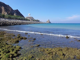 透き通った海と岩山