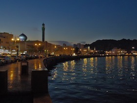 夕闇にライトアップされた海岸