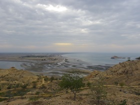 海岸から繋がる砂浜と岩山