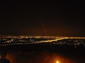 道路のオレンジの街灯が繋がっている夜景