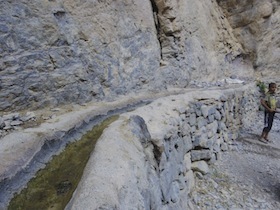 崖に沿って流れる用水路