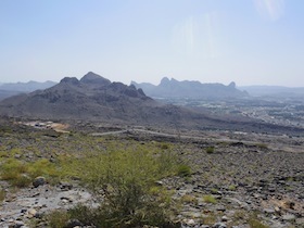 荒野の奥に見える岩山