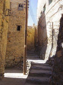 石造りの建物の間の路地