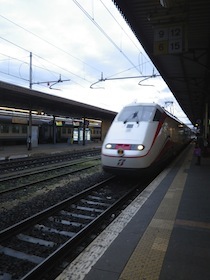 列車が停まっている駅のホーム