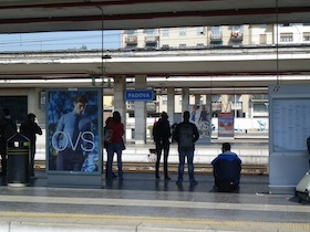 人が立っている駅のホーム