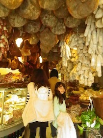 天井から生ハムが吊るされている店内