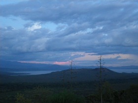 曇り空の夕焼けと山