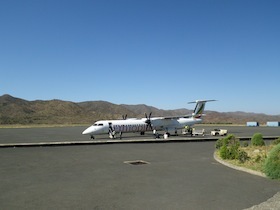 着陸した白い飛行機