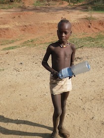 ペットボトルを手にした黒人の少年