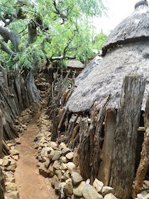 茅葺き屋根の小屋