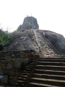 階段が続く岩山