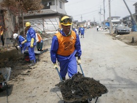 土砂を運ぶ作業員