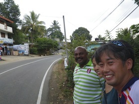 道路脇に並ぶ東洋人男性と黒人男性