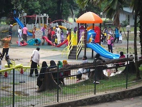 子どもたちで賑わう遊具のある公園