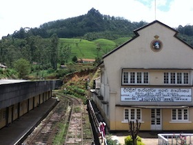 山の手前にある駅舎と線路